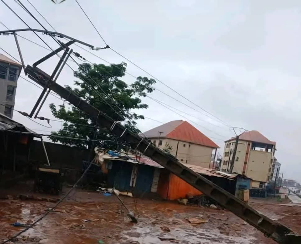 Accident électrique à Coyah : un maçon électrocuté, deux blessés.
