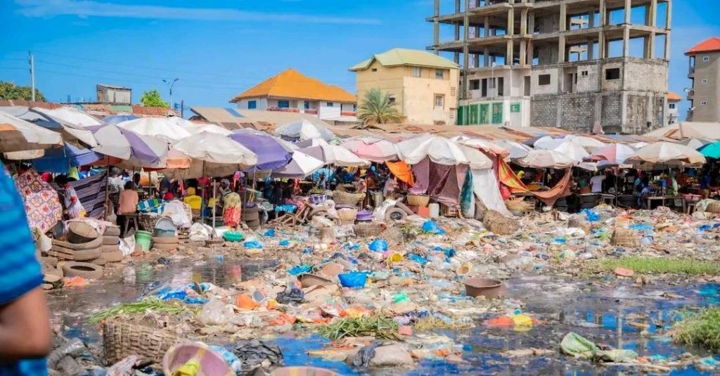 Marché de Cosa : entre ordures et eaux stagnantes, les commerçants lancent un cri d’alarme