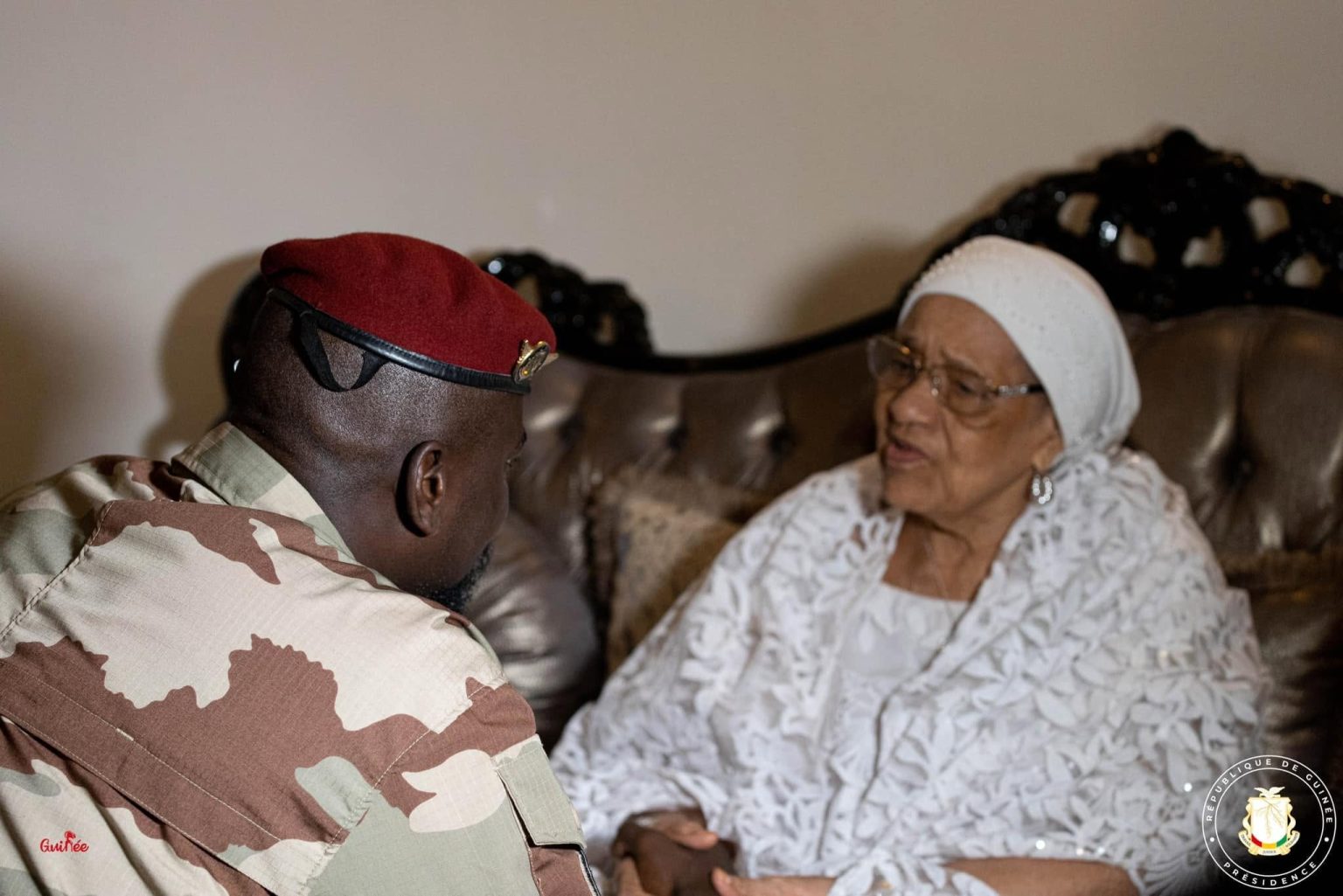 Décès de Hadja Andrée Touré : le président Mamadi Doumbouya rend hommage à l’ancienne Première dame