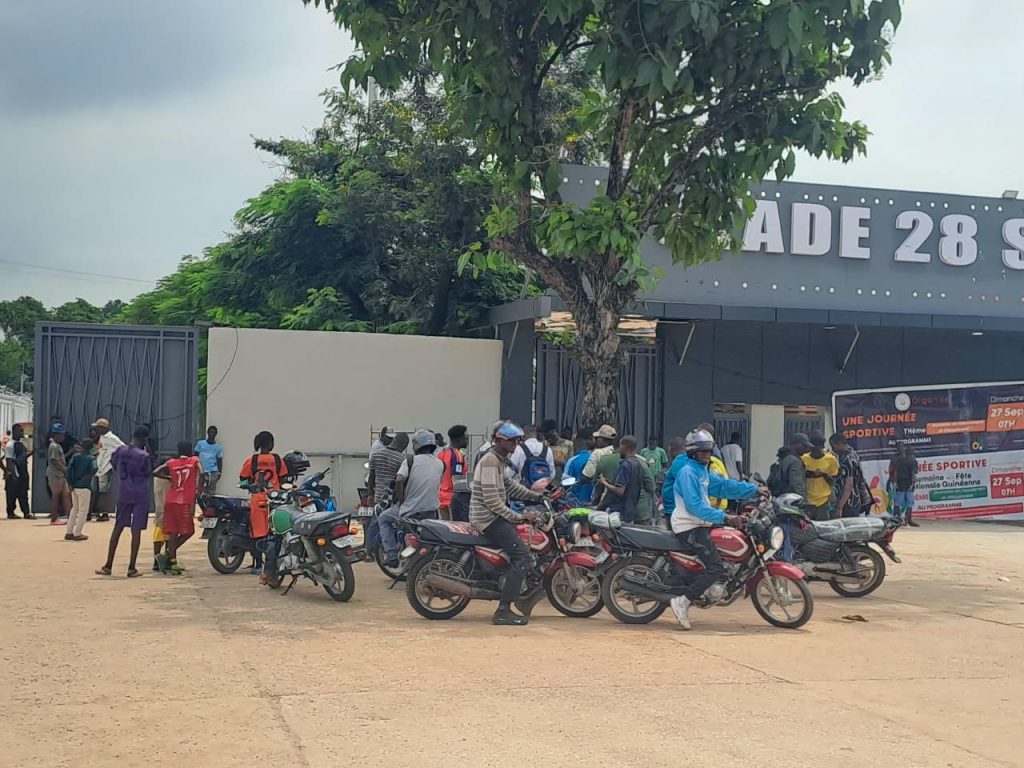 MATCH GUINÉE-KENYA : La crise de tickets physiques s’empare des supporters mobilisés devant le stade du 28 septembre