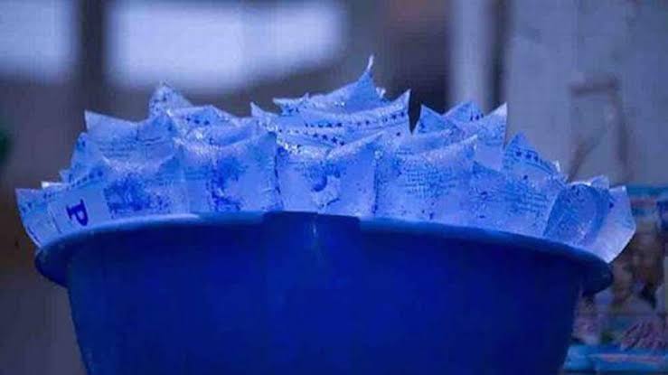 Interdiction des sachets d’eau : pensons aussi à l’alternative